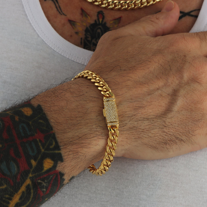 Bracelet à maillons cubains en or uni de 8 mm avec fermoir en boîte en moissanite