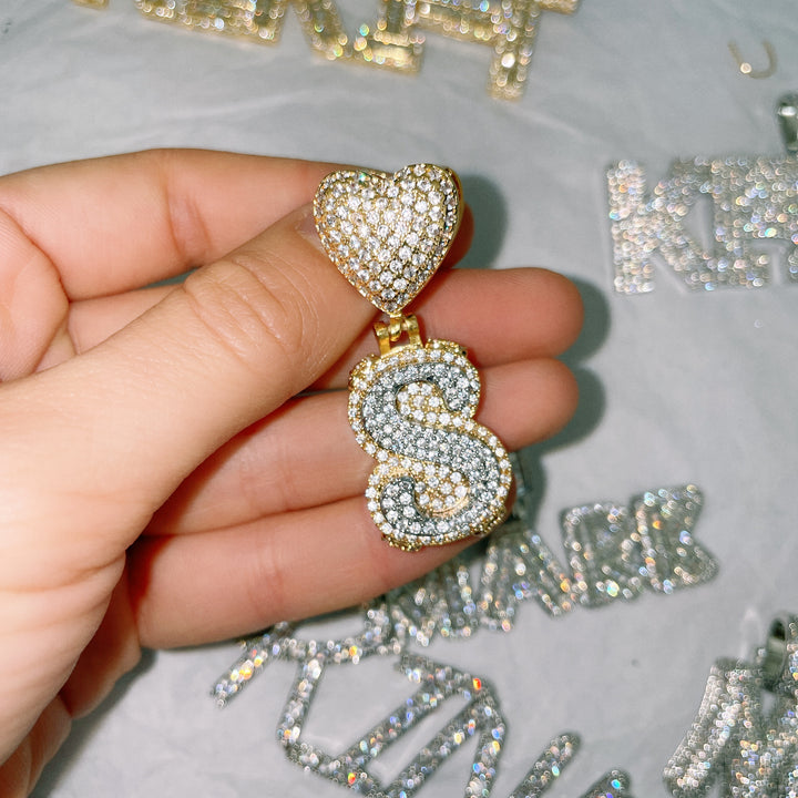 Pendentif de collier de lettre à deux couches personnalisé avec boucles de coeur et coeur glacé sur le côté
